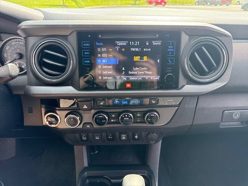 Used 2017 Toyota Tacoma TRD Off-Road AWD/4WD image 27
