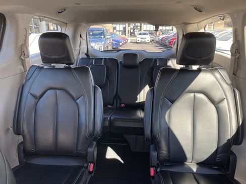 Used 2023 Chrysler Pacifica Touring-L image 12
