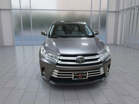 Used 2019 Toyota Highlander XLE AWD/4WD image 3