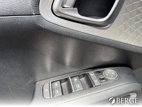 Used 2025 Kia Soul LX w/ LX Technology Package FWD image 23