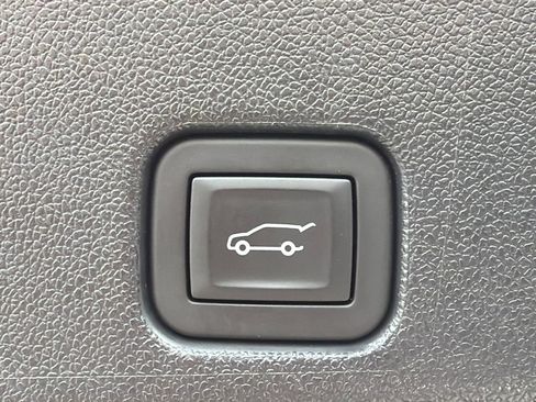 Used 2025 Chevrolet Traverse RS AWD/4WD image 19