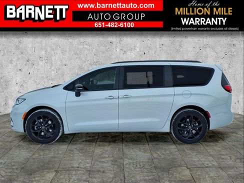 New 2026 Chrysler Pacifica Limited w/ S Appearance Package image 2