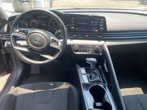 Used 2022 Hyundai Elantra SEL w/ Convenience Package FWD image 12