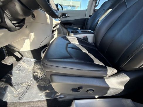 Used 2024 Chrysler Pacifica Touring-L FWD image 12