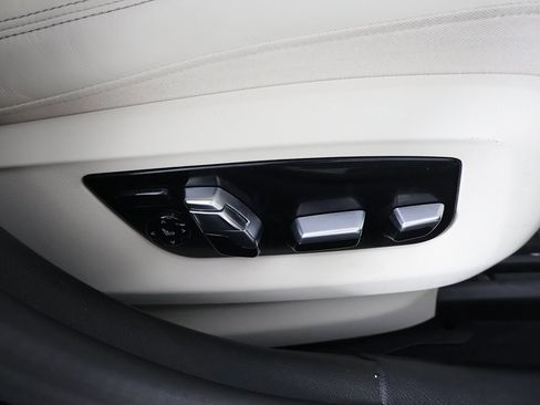 Used 2022 BMW M550i xDrive w/ Dynamic Handling Package image 36