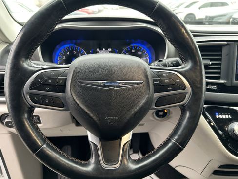 Used 2020 Chrysler Pacifica Touring-L image 20