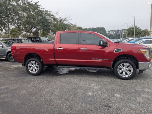 Used 2018 Nissan Titan SV image 3