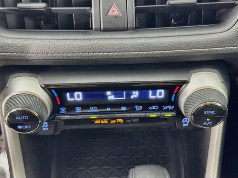 Used 2020 Toyota RAV4 XLE w/ Convenience Package FWD image 18