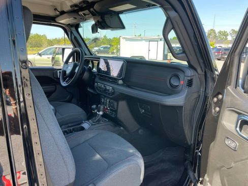 Certified 2025 Jeep Gladiator Rubicon w/ Convenience Group AWD/4WD image 37