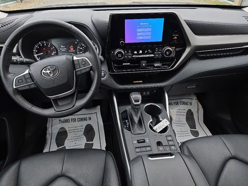 Used 2023 Toyota Highlander XLE AWD/4WD image 22