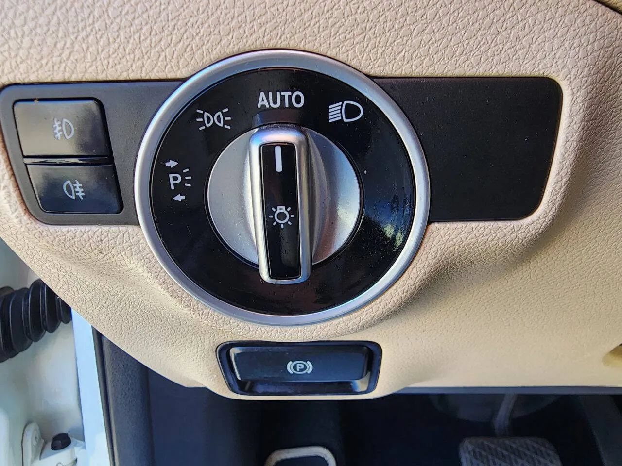 Used 2016 Mercedes-Benz GLA 250 4MATIC image 17