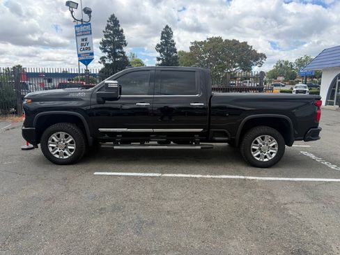 Used 2024 Chevrolet Silverado 2500 High Country AWD/4WD image 2