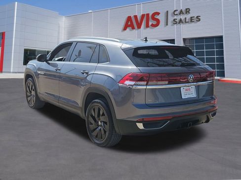 Used 2025 Volkswagen Atlas Cross Sport SE image 3