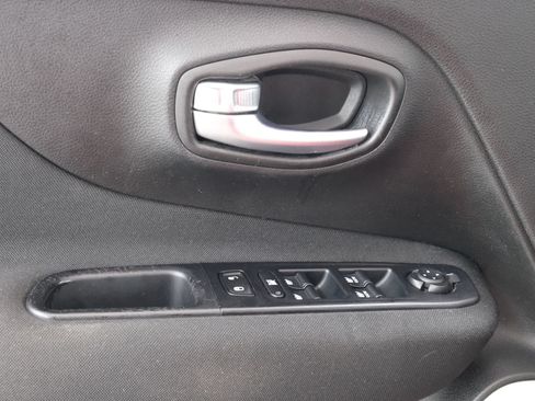 Used 2019 Jeep Renegade Latitude w/ Cold Weather Group FWD image 24