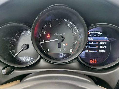 Certified 2025 Porsche Macan AWD/4WD image 34