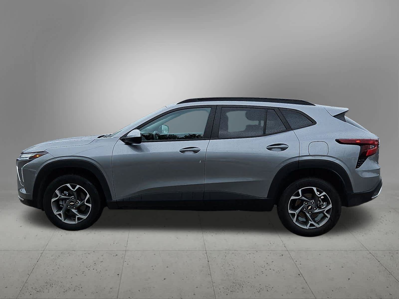 Used 2025 Chevrolet Trax LT FWD image 3