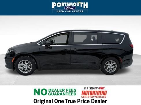 Used 2024 Chrysler Pacifica Touring-L image 2