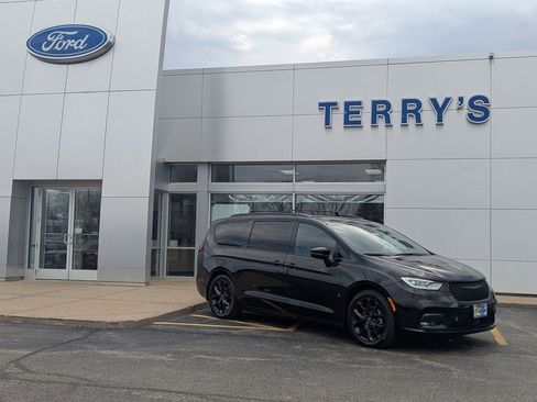 Used 2025 Chrysler Pacifica Limited FWD image 1