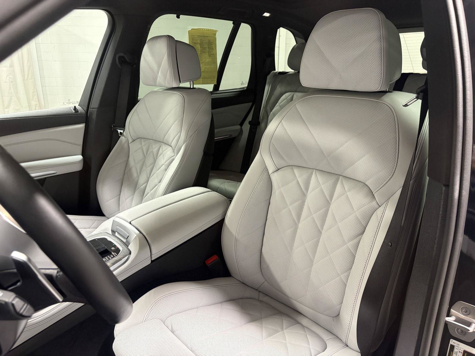 Used 2025 BMW X5 xDrive40i w/ Executive Package AWD/4WD image 3