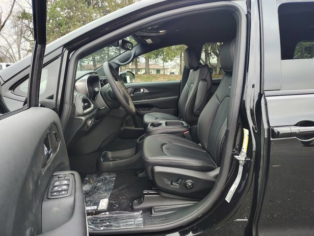 New 2026 Chrysler Pacifica Select w/ S Appearance Package FWD image 7
