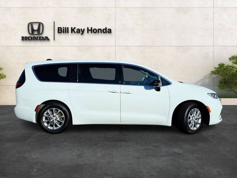 Used 2026 Chrysler Pacifica Limited FWD image 2