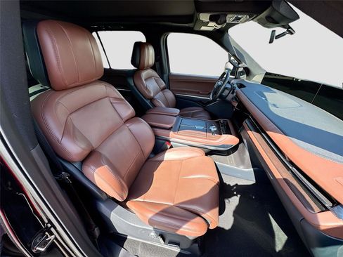Used 2025 Lincoln Navigator Reserve image 8