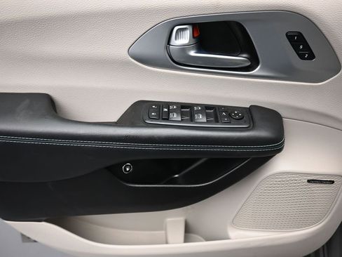 Used 2020 Chrysler Pacifica Limited w/ Advanced Safetytec Group image 10