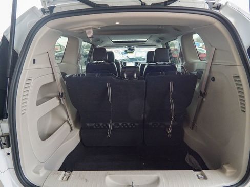 Used 2023 Chrysler Pacifica Limited image 10