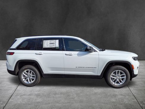 New 2025 Jeep Grand Cherokee Laredo image 3