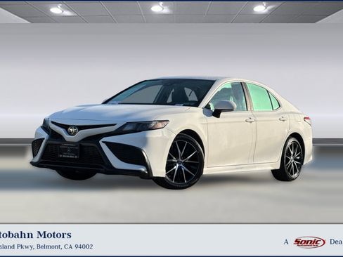 Used 2022 Toyota Camry SE image 1