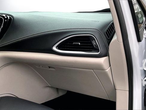 Certified 2024 Chrysler Pacifica Select image 20