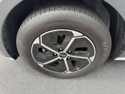 Certified 2025 Kia Niro LX FWD image 40