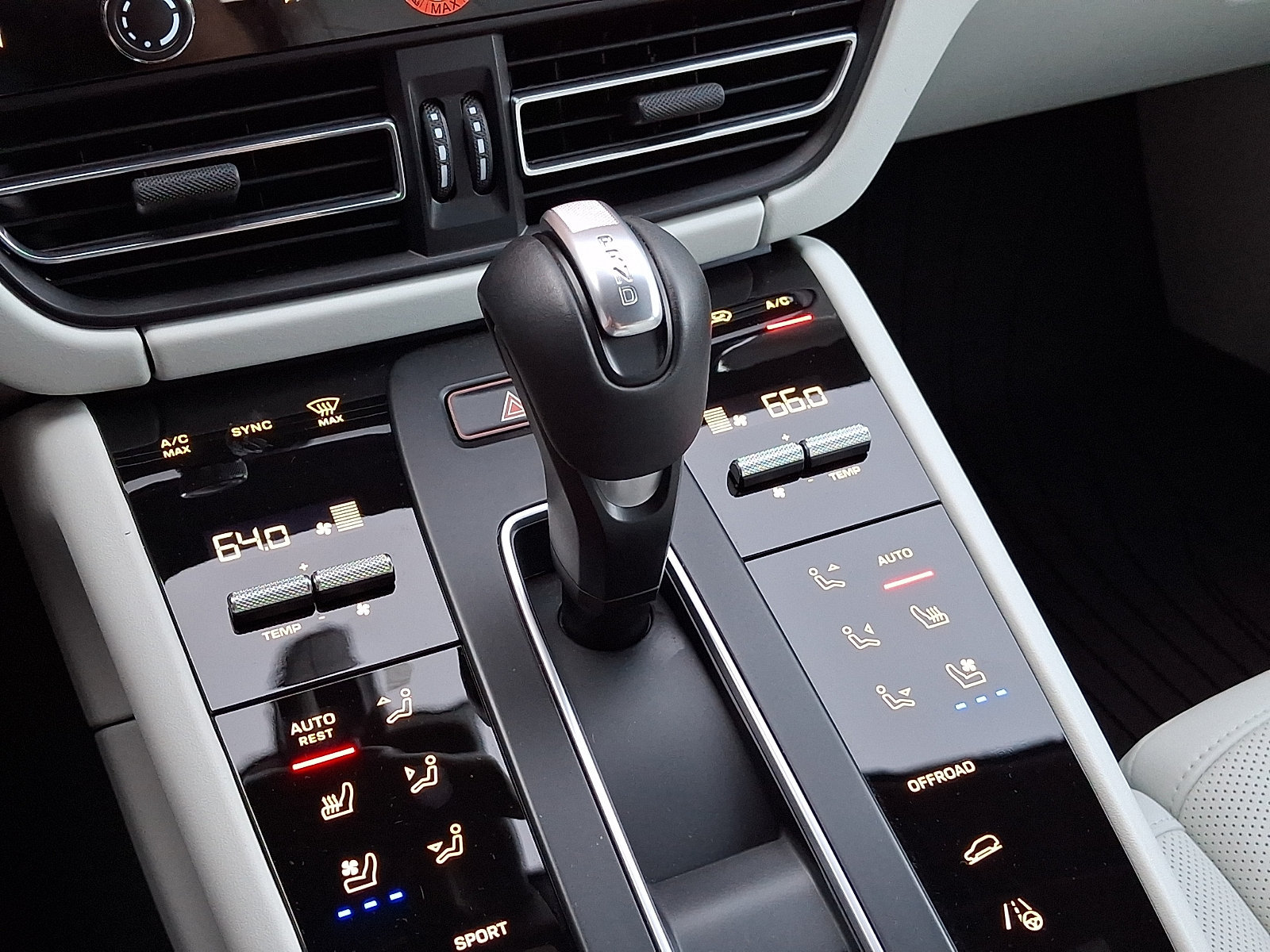 Used 2026 Porsche Macan AWD/4WD image 18