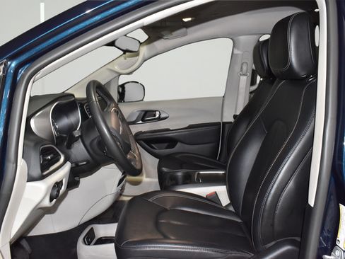 Certified 2024 Chrysler Pacifica Touring-L FWD image 30