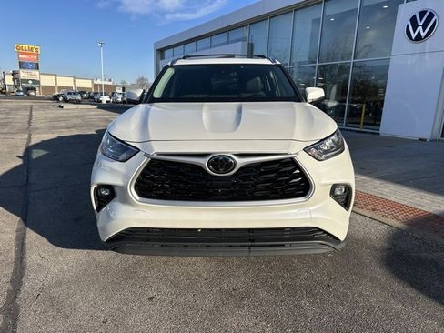 Used 2020 Toyota Highlander XLE image 2