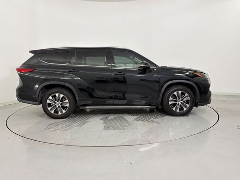 Used 2022 Toyota Highlander XLE FWD image 8