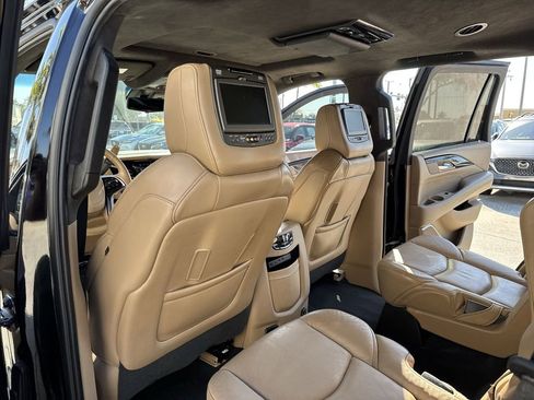 Used 2019 Cadillac Escalade Platinum w/ Escalade Sport Edition AWD/4WD image 34