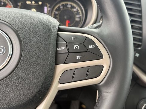 Used 2017 Jeep Cherokee Latitude w/ Safety/Convenience Group image 19