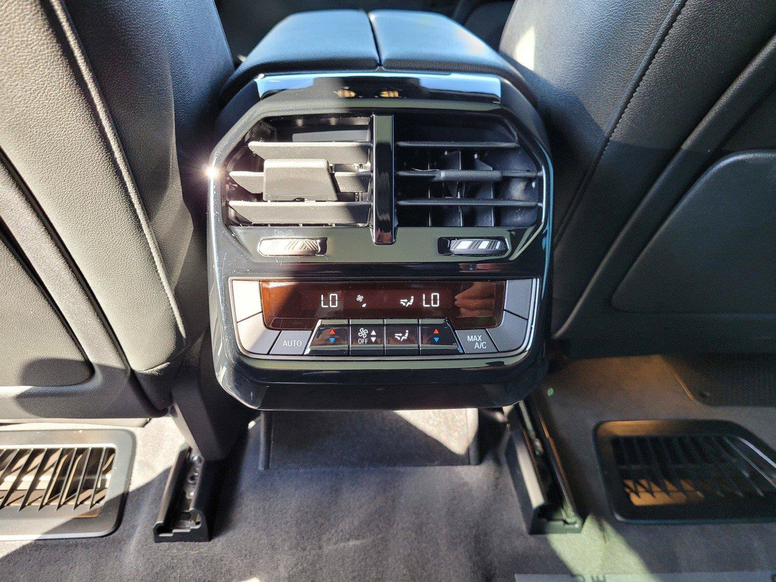 Used 2024 BMW iX xDrive50 w/ Premium Package AWD/4WD image 18