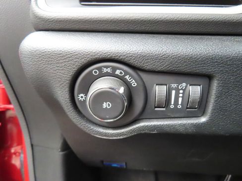 Used 2025 Chrysler Pacifica Select FWD image 42