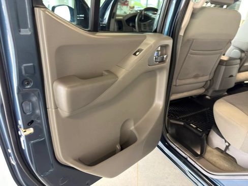 Used 2013 Nissan Frontier SV w/ SV Value Truck Pkg AWD/4WD image 18