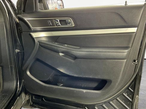 Used 2016 Ford Explorer XLT w/ Equipment Group 202A AWD/4WD image 28