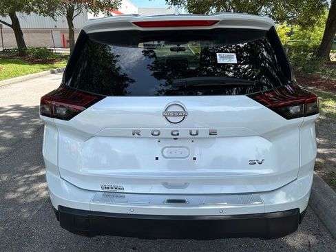 Used 2024 Nissan Rogue SV w/ SV Premium Package FWD image 5