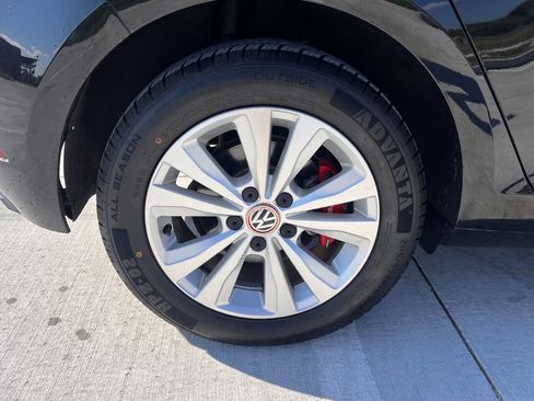 Used 2018 Volkswagen Golf SE image 26