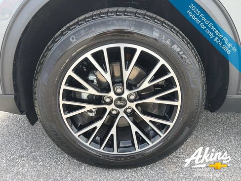 Used 2025 Ford Escape SE FWD image 12