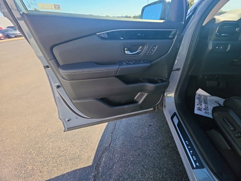 Used 2025 Honda Pilot Touring image 14