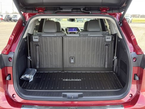 New 2026 Toyota Highlander Platinum image 12