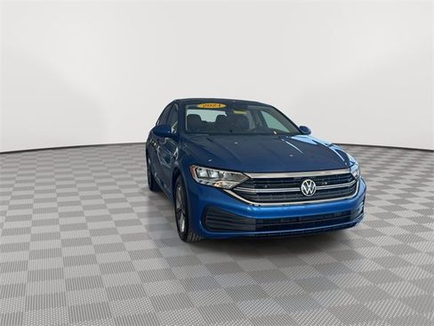 Used 2024 Volkswagen Jetta SE image 3