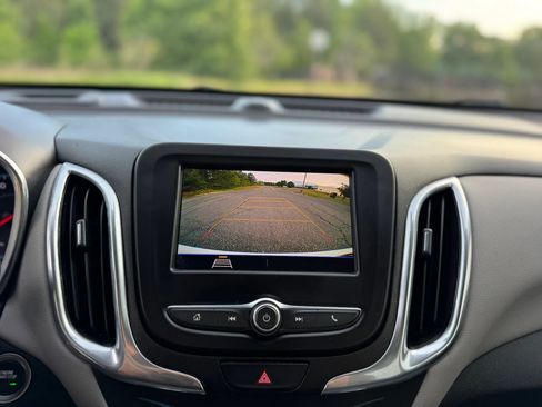 Used 2021 Chevrolet Equinox LS FWD image 18