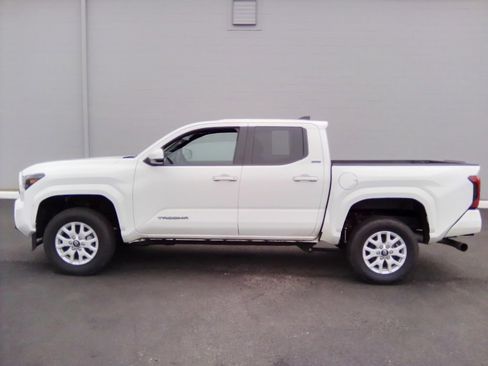 Used 2024 Toyota Tacoma SR5 image 12